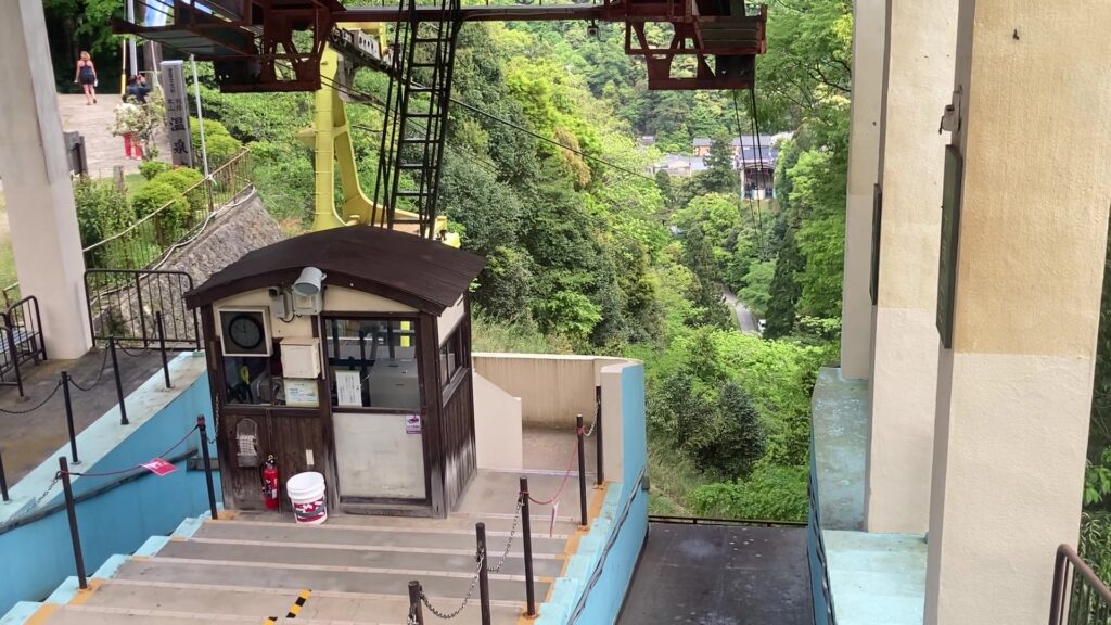 中間駅の温泉寺駅