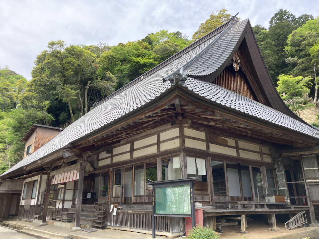 温泉寺の本堂①