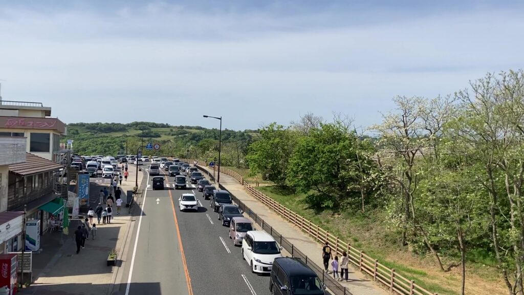 リフトから眺める道路渋滞の光景