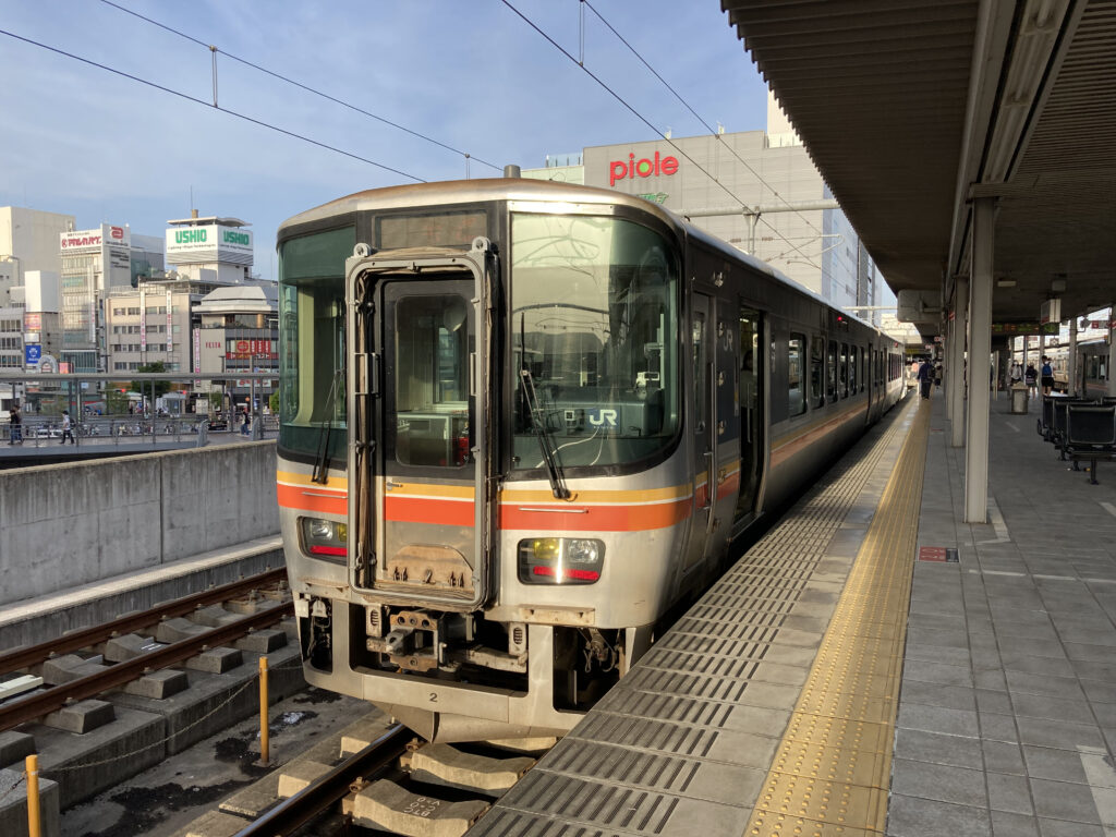 姫路駅停車中のキハ127形気動車