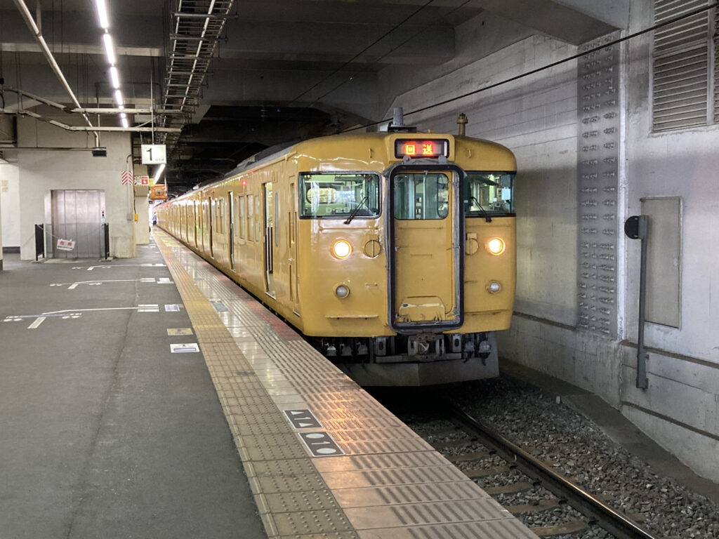 岡山駅に停車中の115系