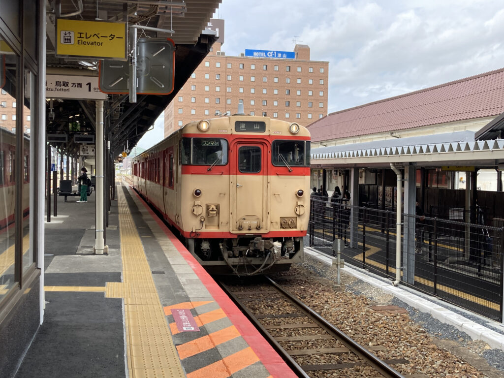 津山駅に停車中のキハ47形気動車