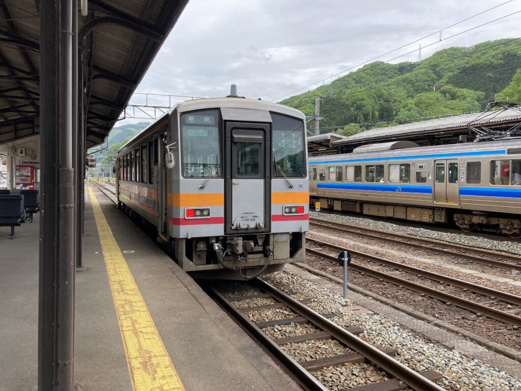 新見駅停車中のキハ120形気動車