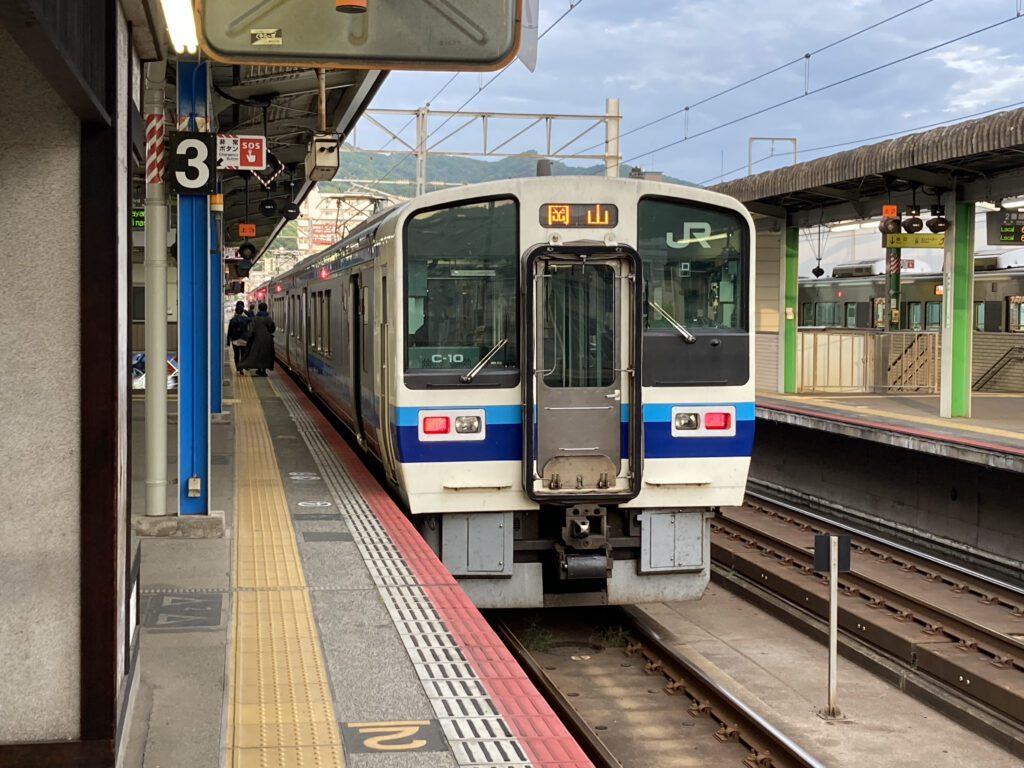 三原駅停車中の213系電車