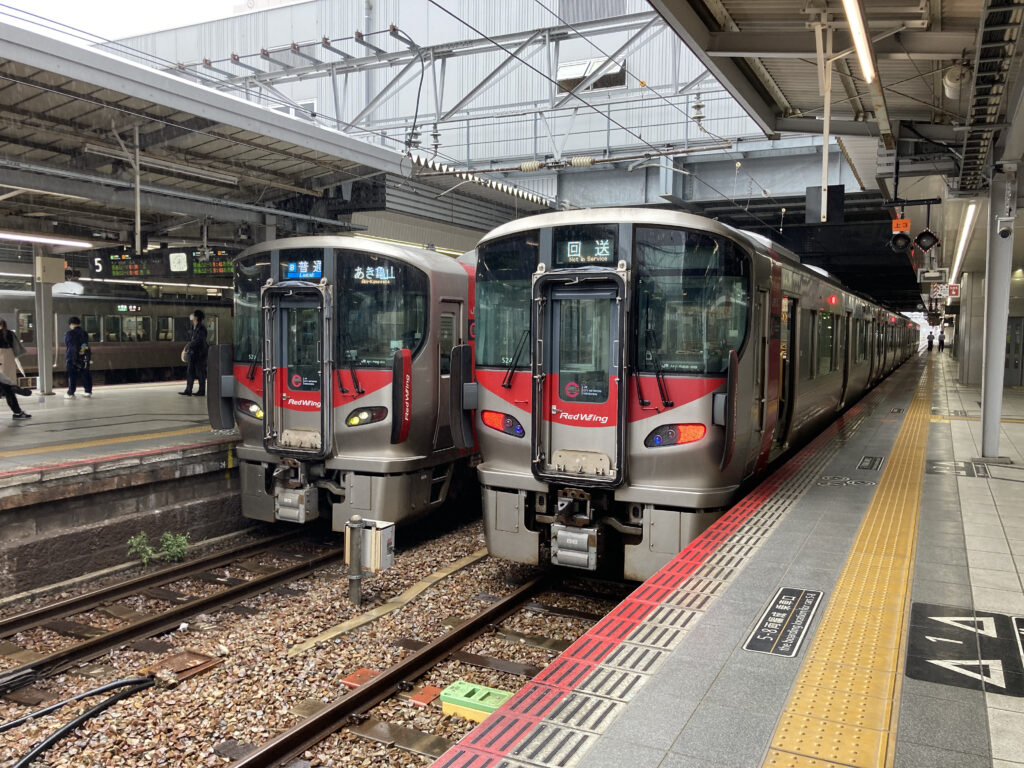 広島駅停車中のRedWing