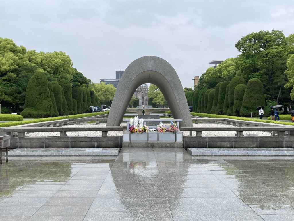 広島平和都市記念碑(原爆死没者慰霊碑)