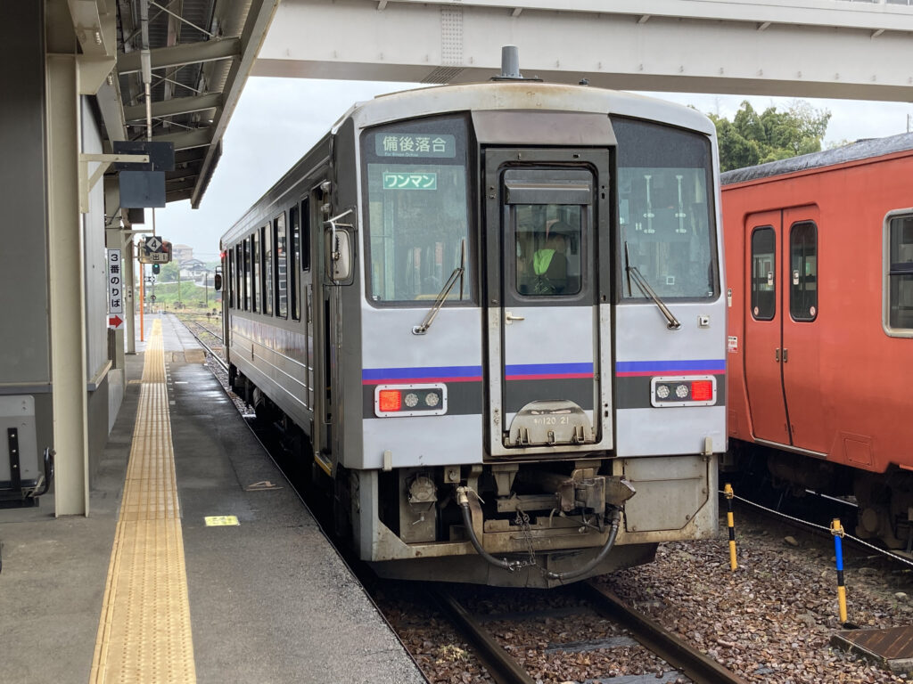 芸備線のキハ120形気動車(広島支社カラー)