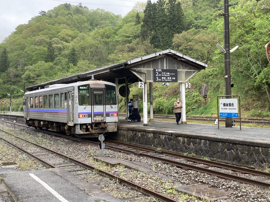 備後落合駅とキハ120形気動車