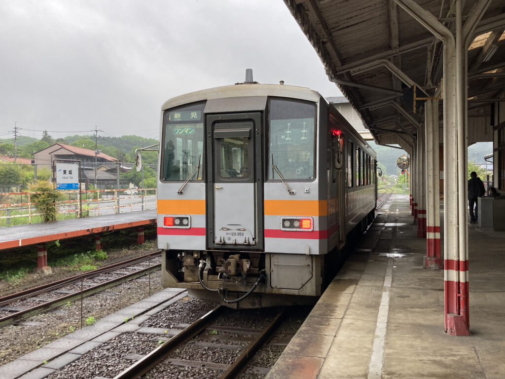 芸備線のキハ120形気動車(岡山支社カラー)