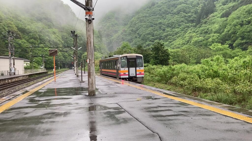 備中神代駅を出発する芸備線の車両