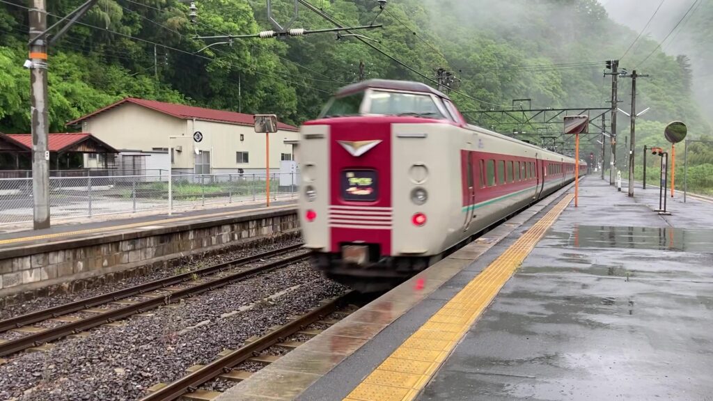 備中神代駅を通過する特急やくも号