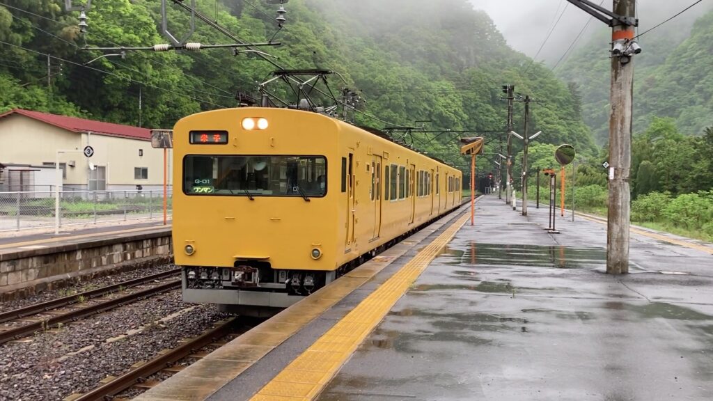 伯備線の115系電車(中間車改造ver)