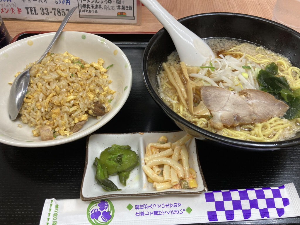 牛骨ラーメンとミニチャーハン