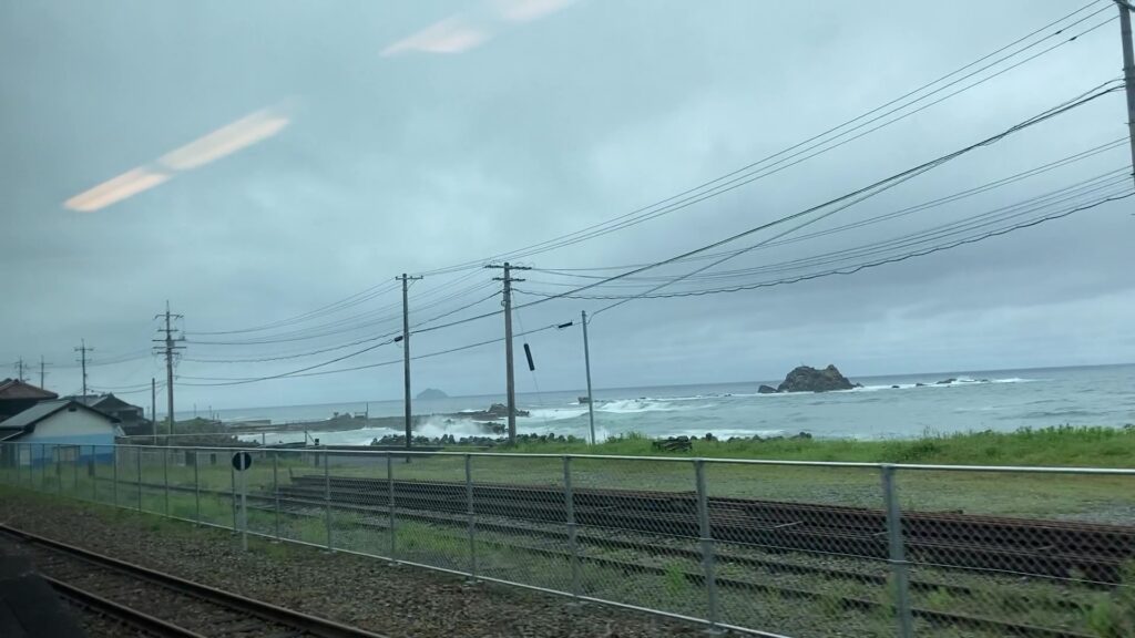 折居駅構内から見る日本海の車窓