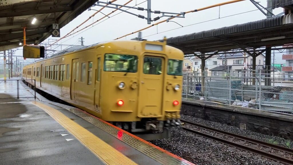 厚狭駅を出発する115系電車