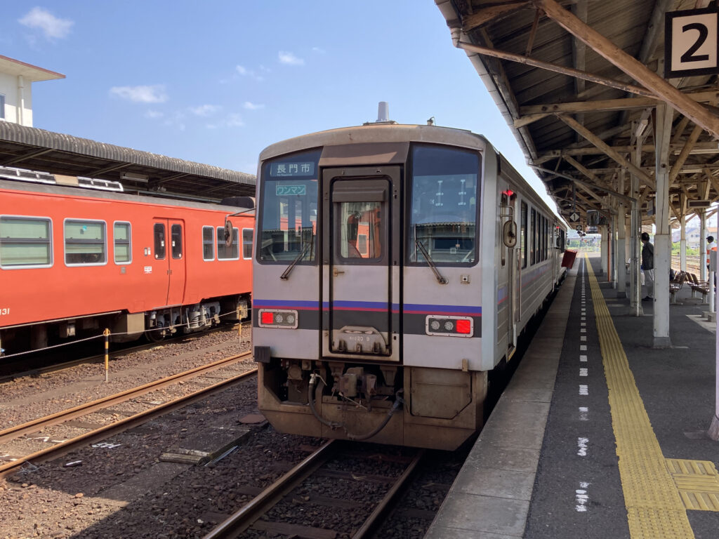 キハ120形気動車(長門市駅にて)