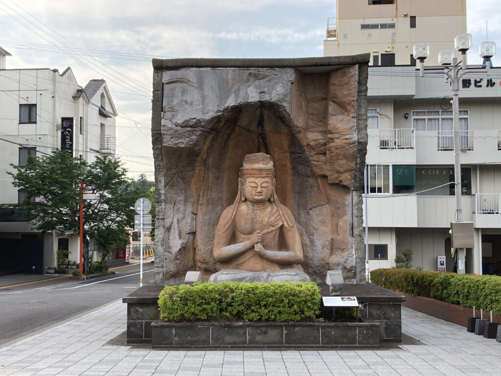 臼杵駅前にある臼杵石仏のレプリカ