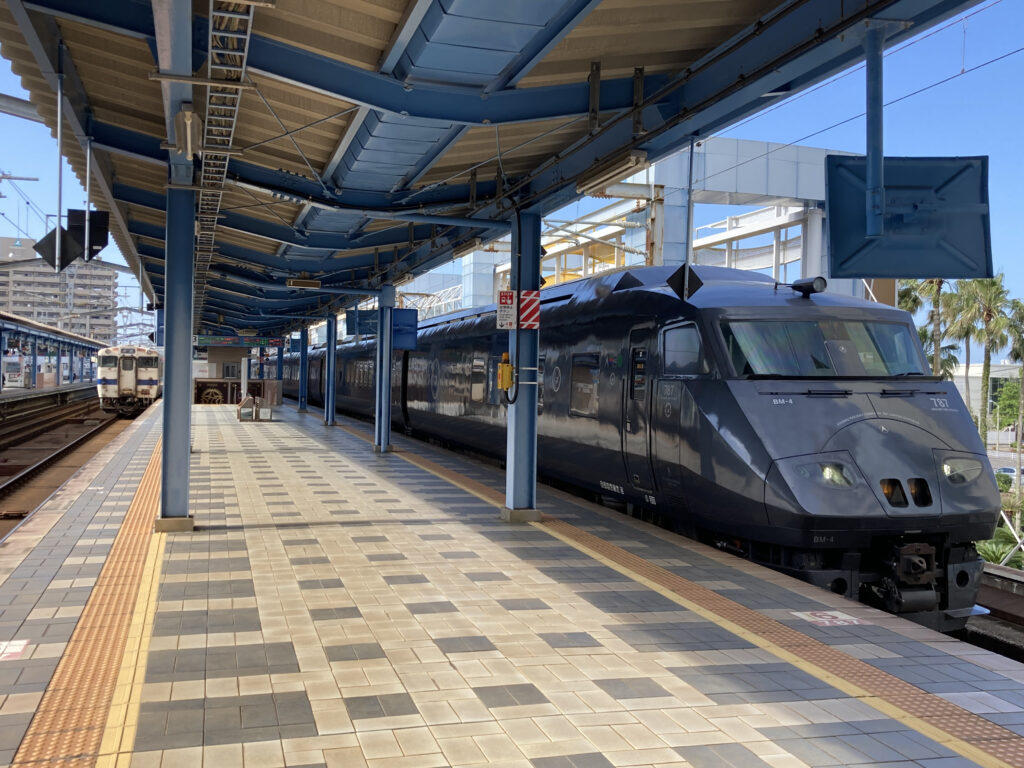 宮崎駅停車中の特急にちりん号