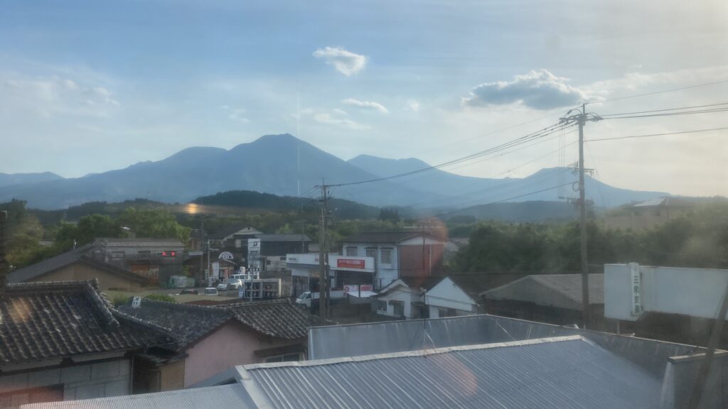 小林市街地と霧島連峰の車窓