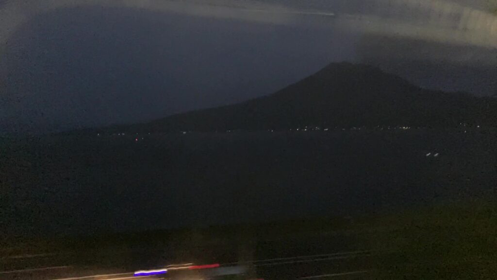 夜の錦江湾と桜島