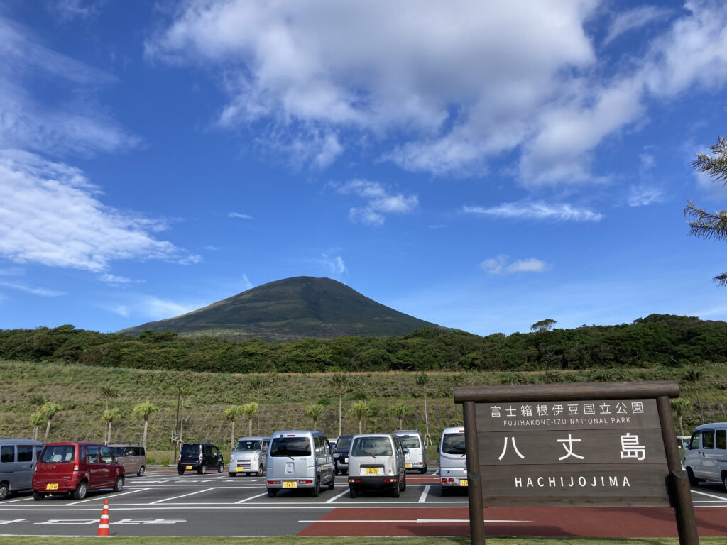 八丈島の看板と八丈富士