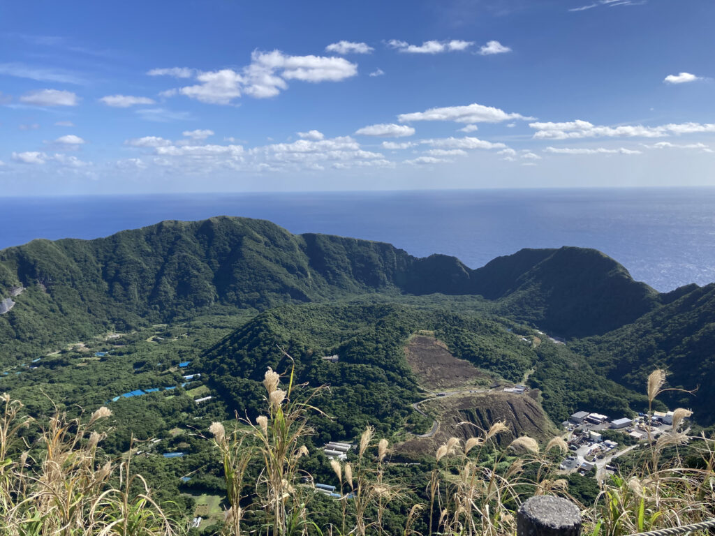 大凸部からの二重カルデラの景色