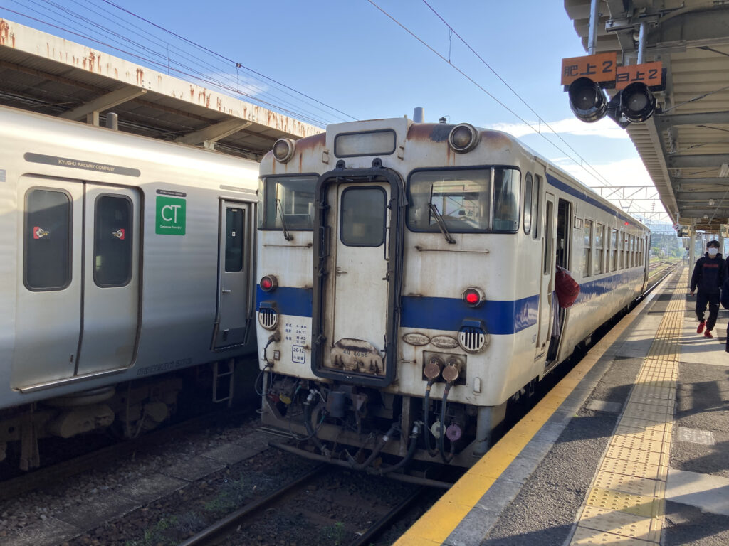 隼人駅停車中の肥薩線の列車