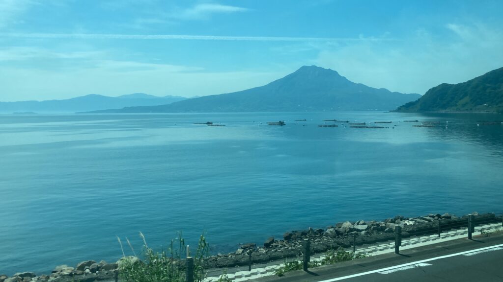 午前中の鹿児島湾と桜島の車窓