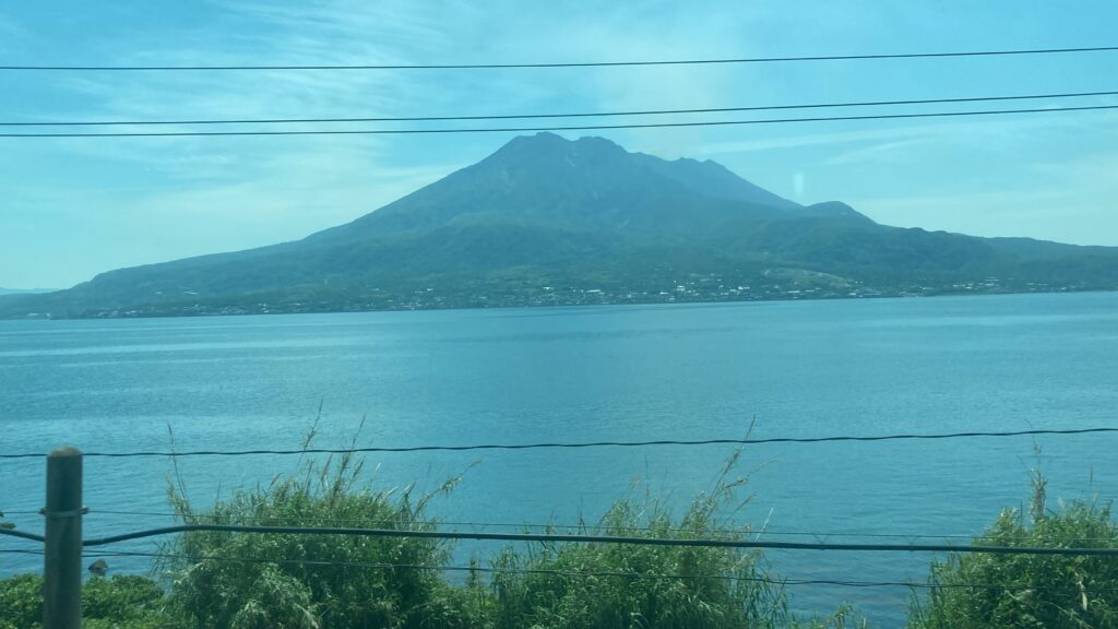 午前中の鹿児島湾と桜島の車窓