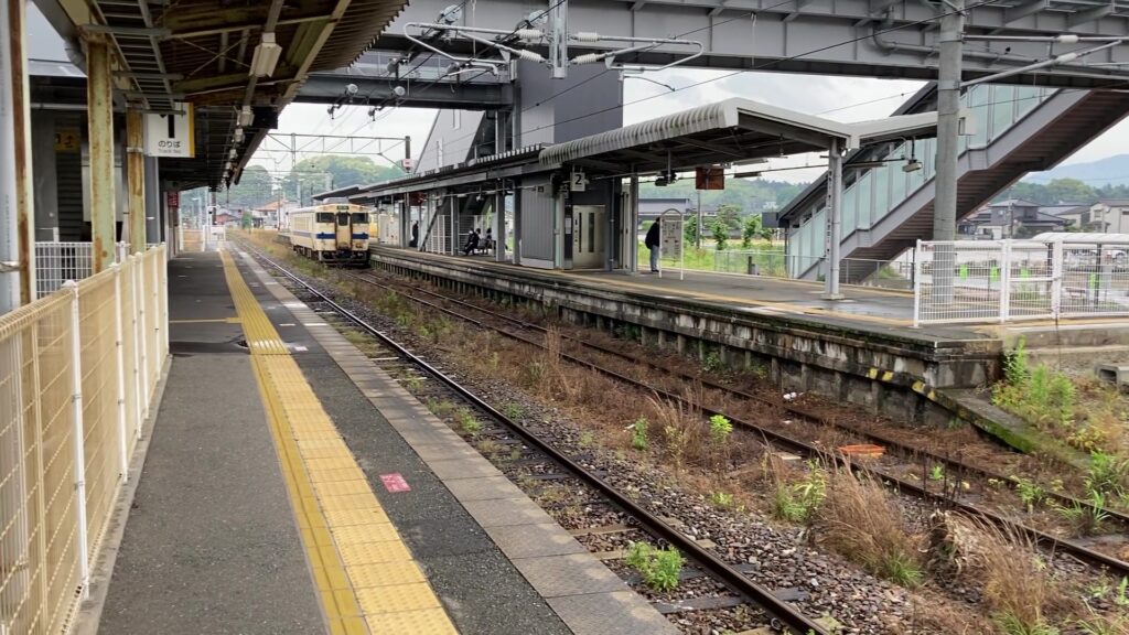 桂川駅の長いホームに小さく収まるキハ40系気動車