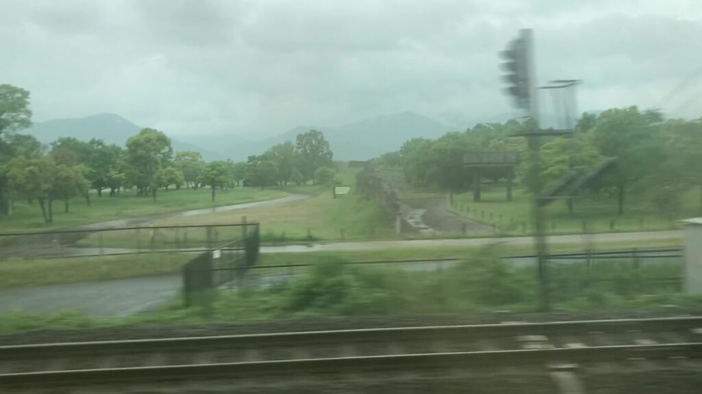 車窓から見る吉野ヶ里遺跡