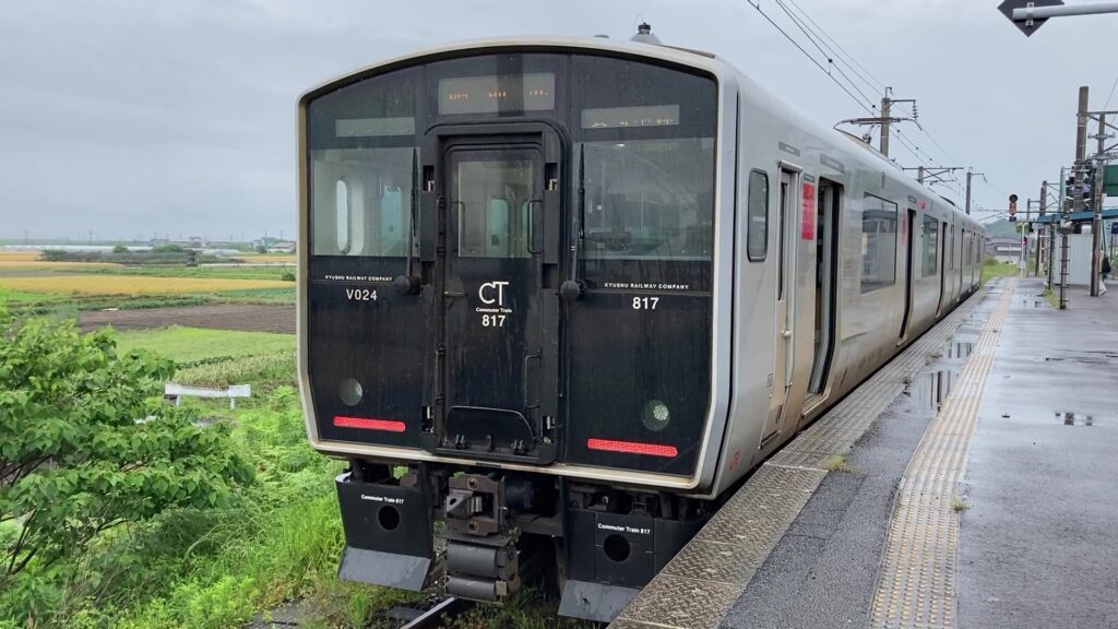 肥前浜駅へ到着した817系電車