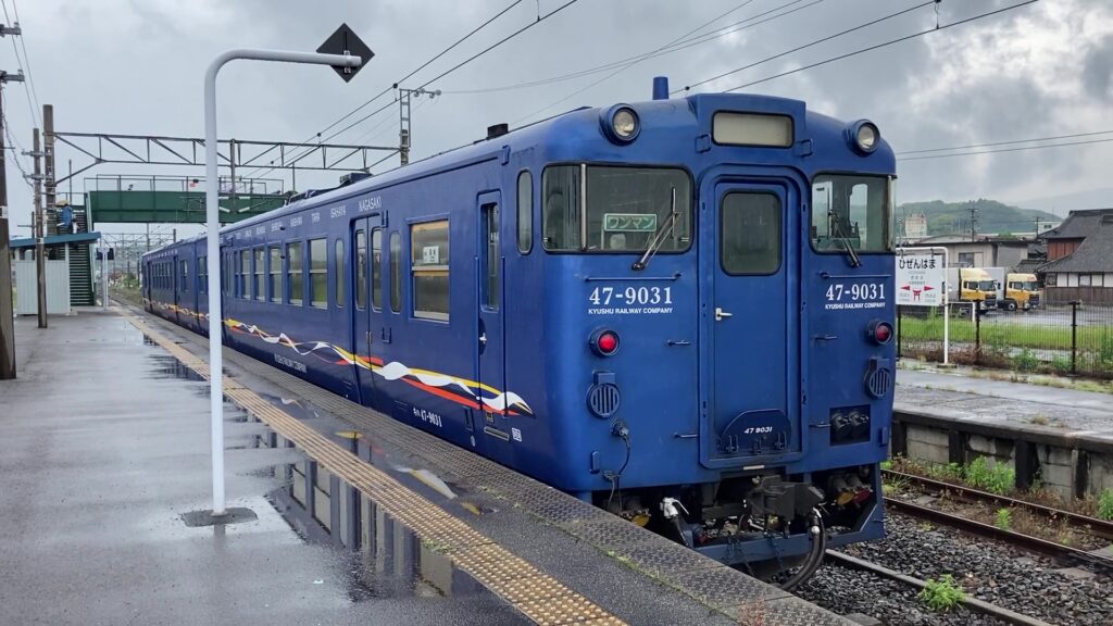 肥前浜駅から長崎方面へ向かうキハ47形気動車