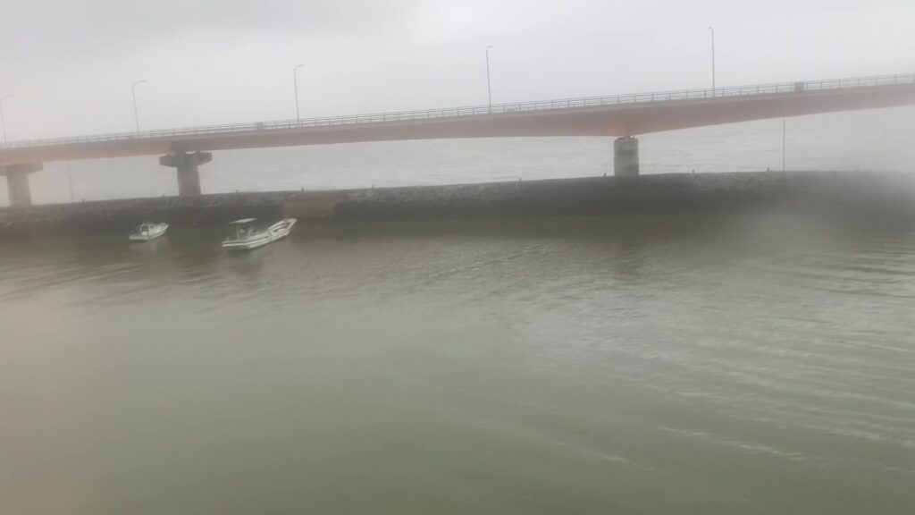 曇天の有明海 (多良・肥前大浦駅間)