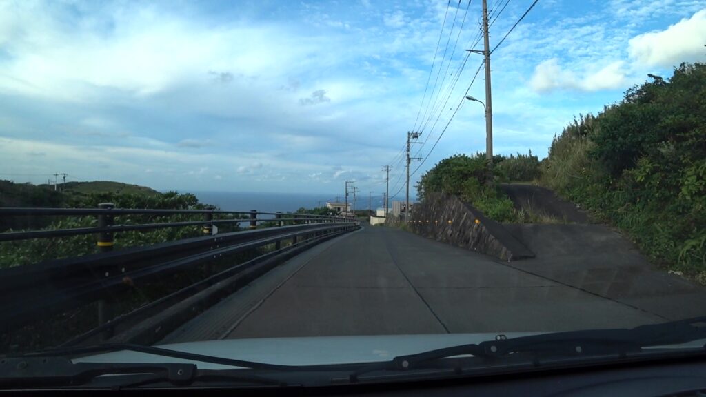 都道から見た青ヶ島の集落