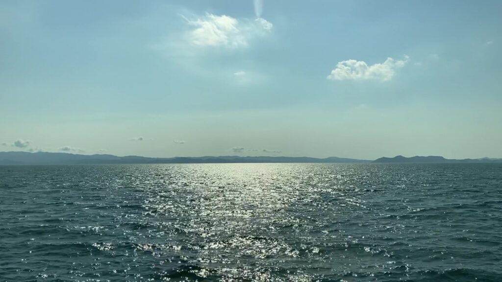 千綿駅付近の大村湾の景色