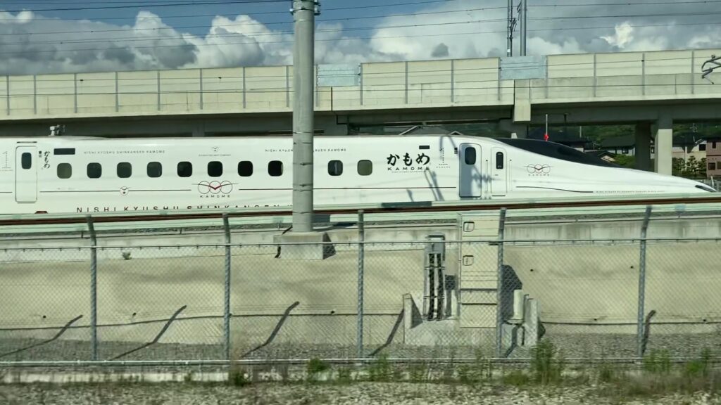 大村車両管理室に留置中の西九州新幹線N700系S